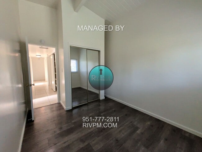 Building Photo - Mid-Century Modern Beauty with Spacious Backyard