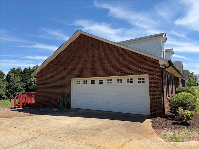 Building Photo - 236 Meadow Oaks Dr