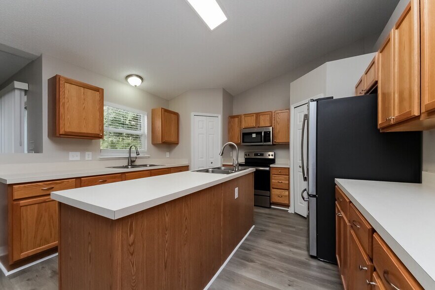 Building Photo - 2790 Woodland Creek Loop