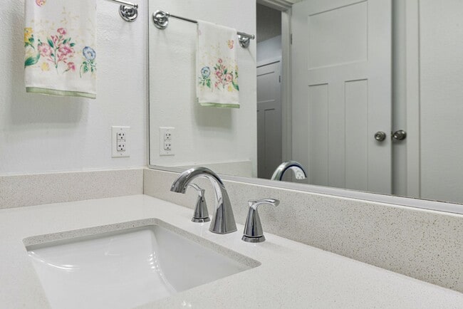 Building Photo - Beautifully Remodeled 2 Bedroom One Bath Condo Burien near Seattle