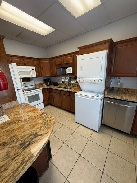 Building Photo - 815 Bayshore Dr