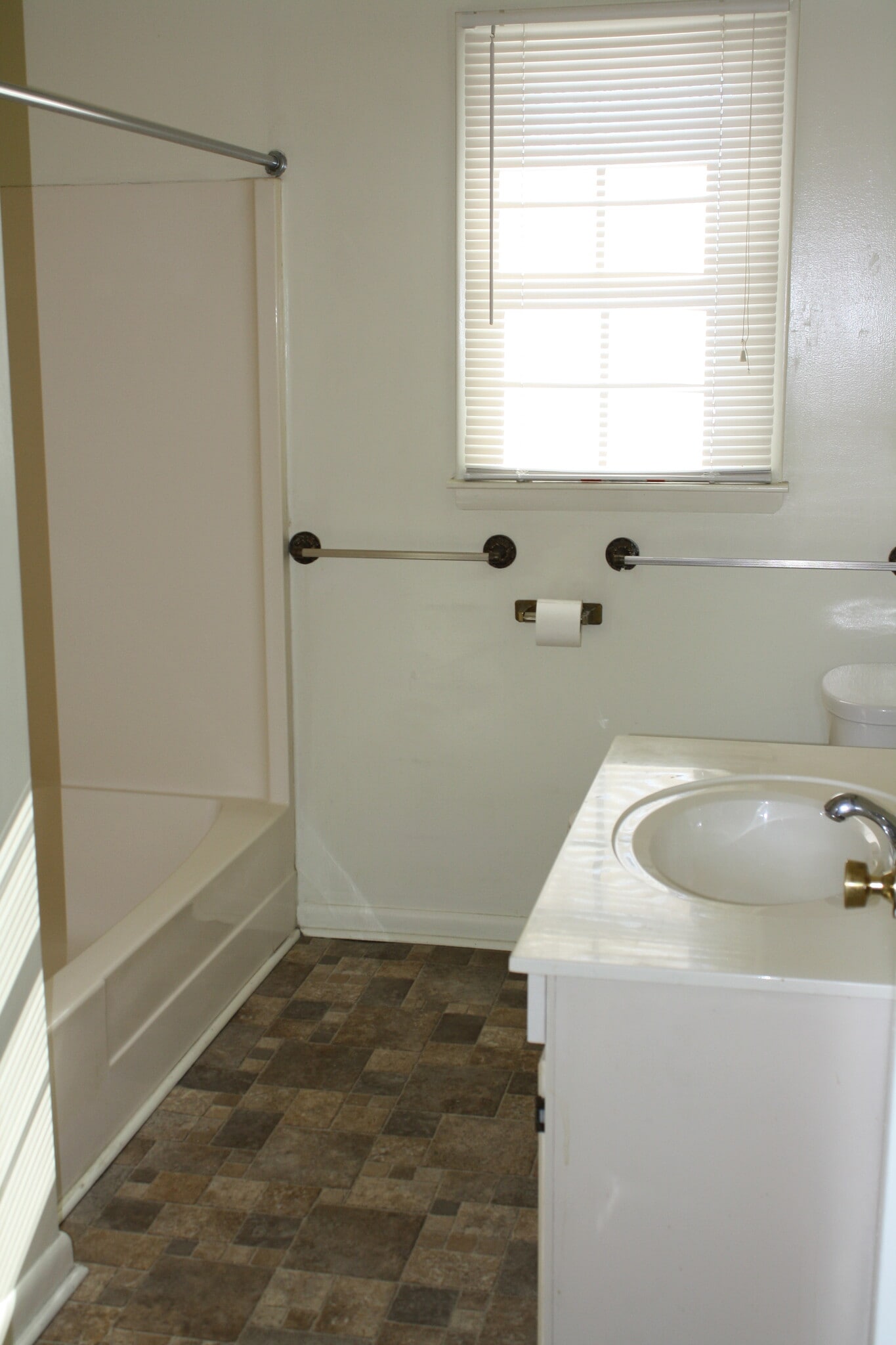 Main Bath - 505 E Spiller St