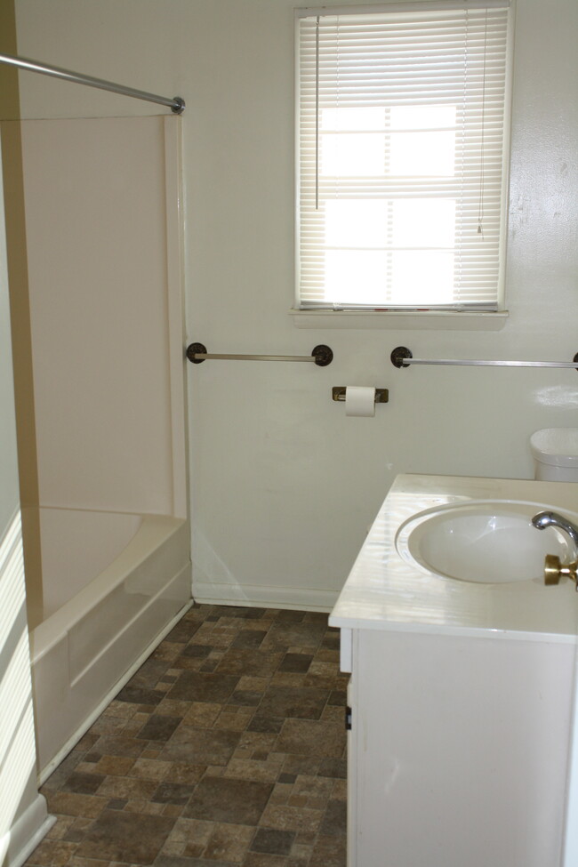 Main Bath - 505 E Spiller St