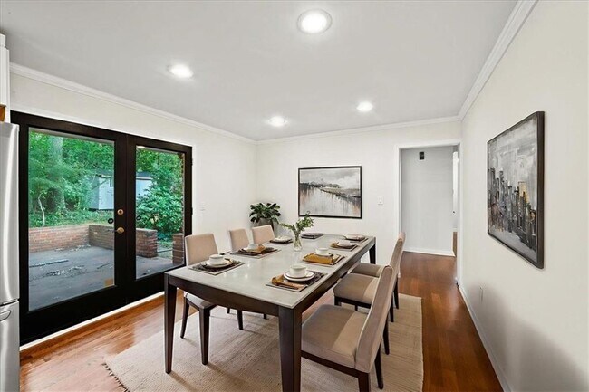 Building Photo - 2038 S Akin Dr