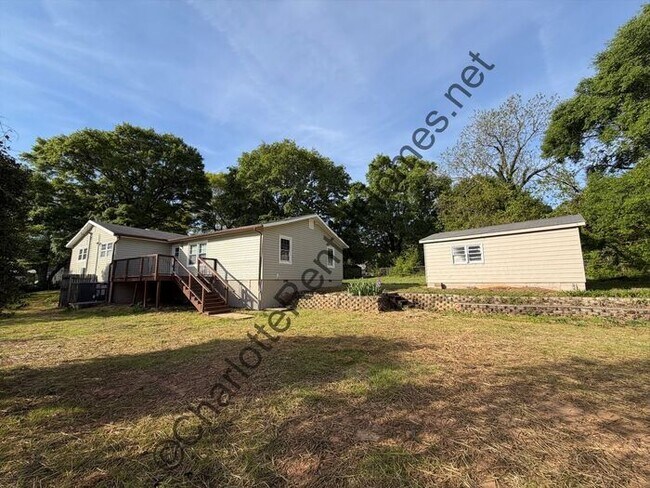 Building Photo - Updated 4 bedroom 2 bathroom home with back deck & large storage shed in Gastonia!