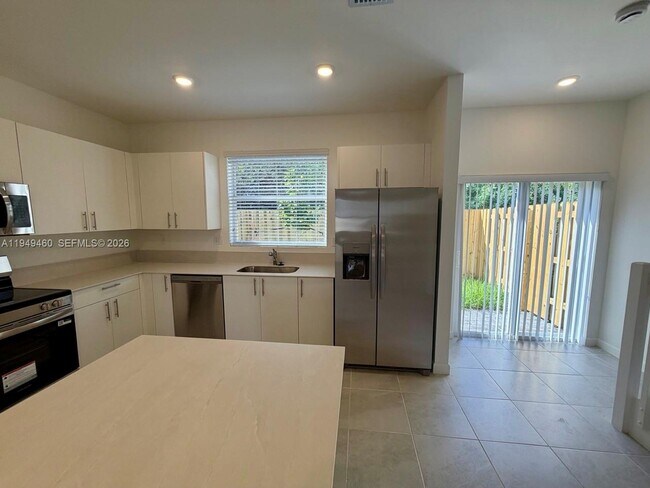 Building Photo - 254 SE 10th St