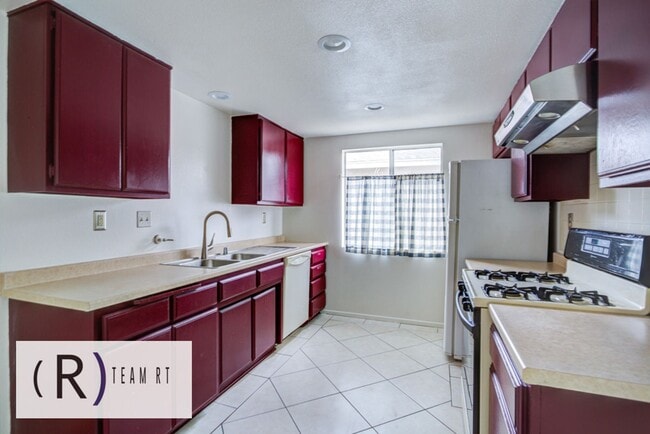 Building Photo - A Charming Condominium in a Quiet and Desi...