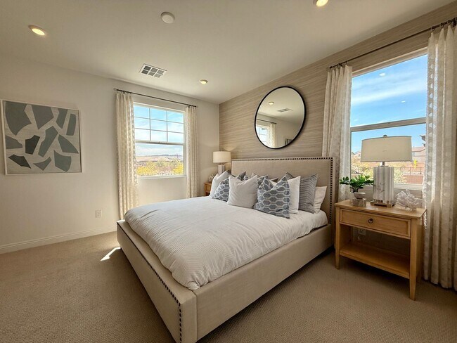 Building Photo - FULLY FURNISHED 3 BED 2.5 BATH 2 CAR GARAG...
