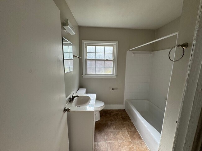 Building Photo - 3432 Washburn Ave