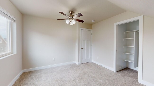 Building Photo - 1563 S Topaz Dr