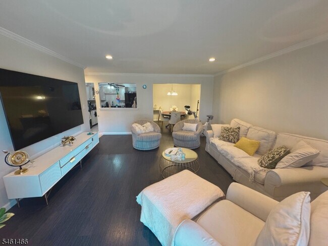 Building Photo - 806 Eves Dr