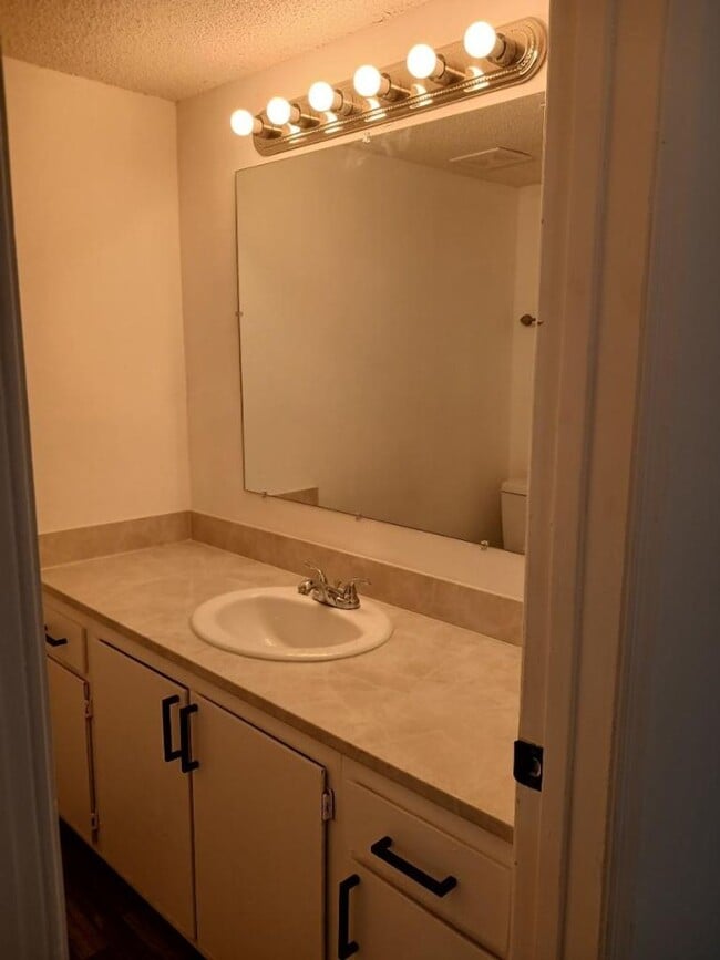 Building Photo - 3 Bed Townhome in N Chas!