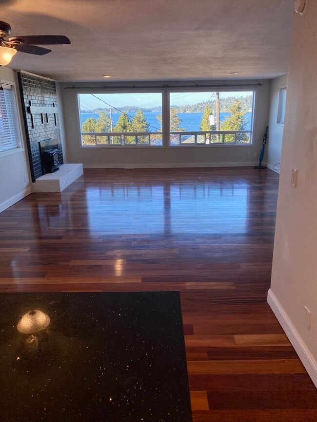 Building Photo - 3 bed/ 2 bath Two Story House overlooking Lake Washington, $3,175/mo