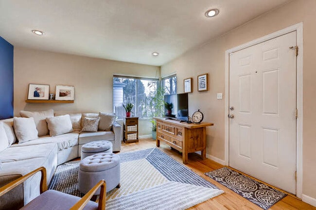 Building Photo - 1370 Xanthia St