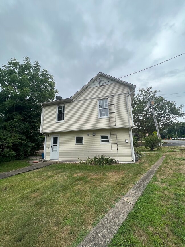 Building Photo - 41 Hillside Ave