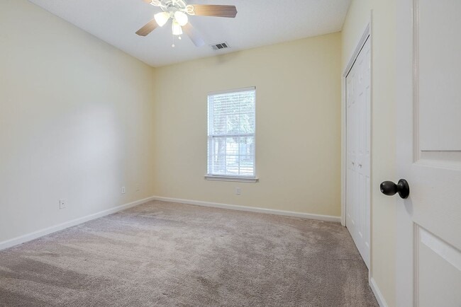 Building Photo - Spacious 3 Bed, 2 Bath Home with Large Bon...