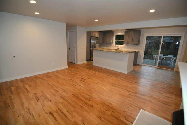 Building Photo - Quiet Kirkland Rambler on large, quiet lot