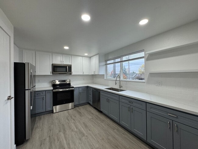 Building Photo - HUGE Three Bedroom with SPECIAL OFFER!!!