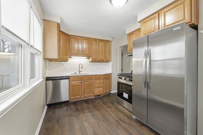 Building Photo - 3360 Edgeworth St