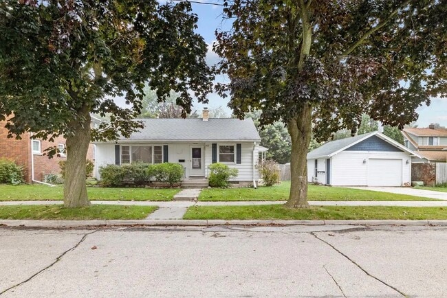 Building Photo - 816 Logan Ave