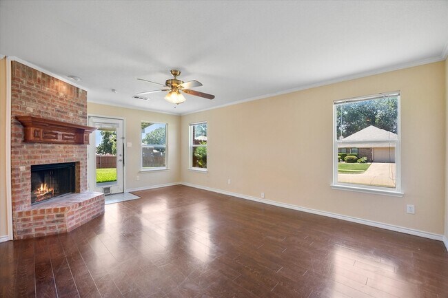 Building Photo - 1100 Camelot Dr