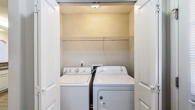 Building Photo - Beautiful Low Maintenance Executive Town Home Close to Gate 2 Fort Gordon