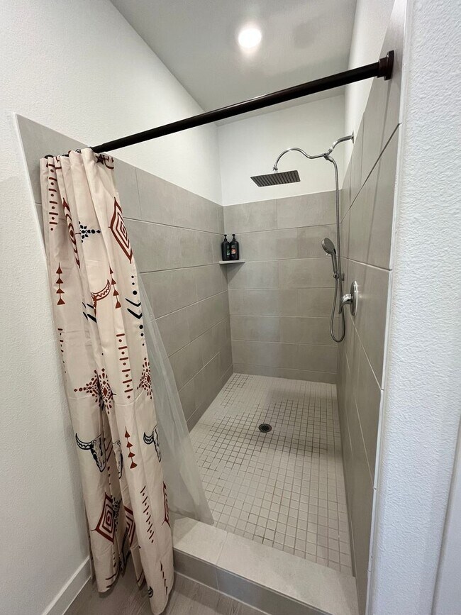 Building Photo - Beautiful Newer 3-2-2 with WOW Yard! May 2026 Move-in!