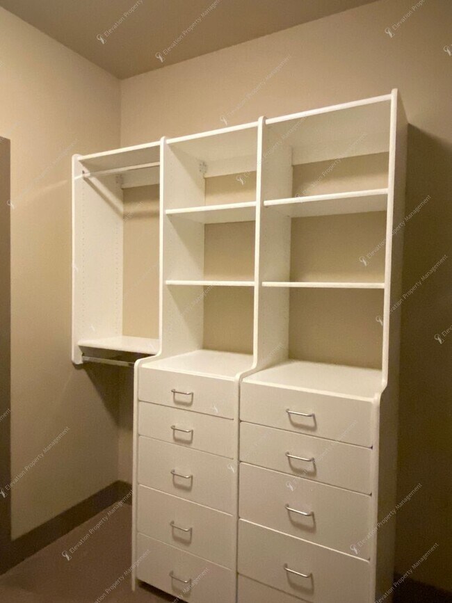 Building Photo - Designer-Finished Townhome Near COCC & NWX