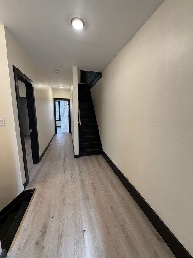 Building Photo - 4 bedroom townhouse