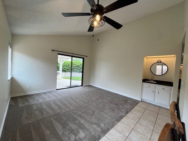 Building Photo - MOVE-IN READY 3+2 w/all appliances, commun...