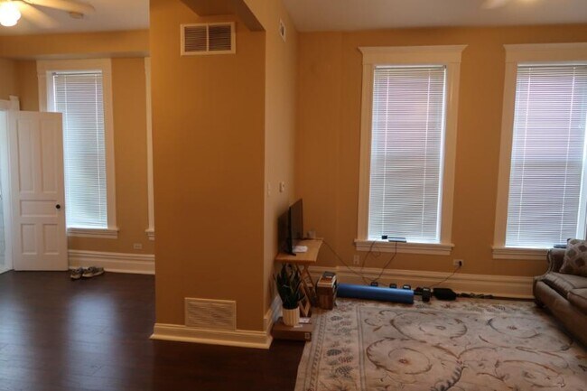Building Photo - 1 bedroom in CHICAGO IL 60622