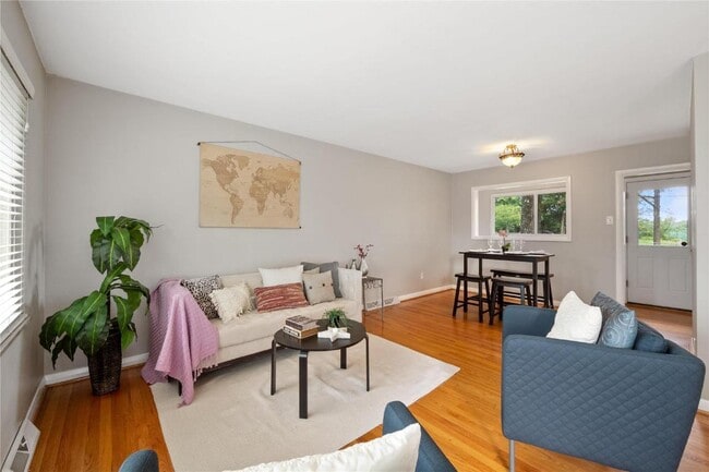 Building Photo - 9731 Twincrest Dr