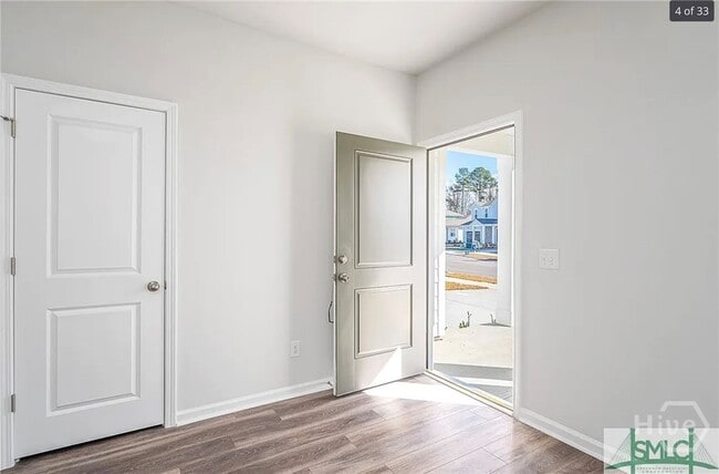 Building Photo - 186 Crosstown Ave