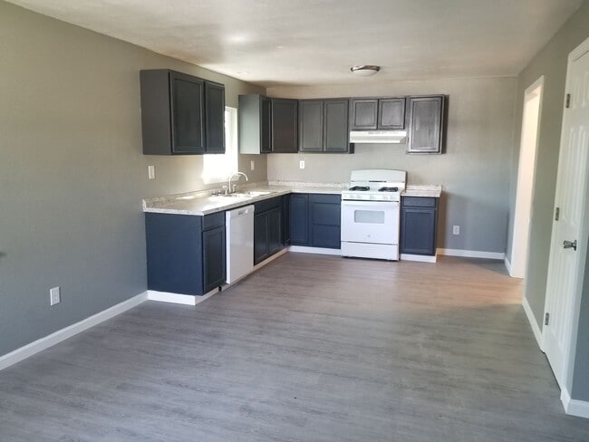Building Photo - 3 BED 1 BATH HOUSE WITH A FENCED BACKYARD