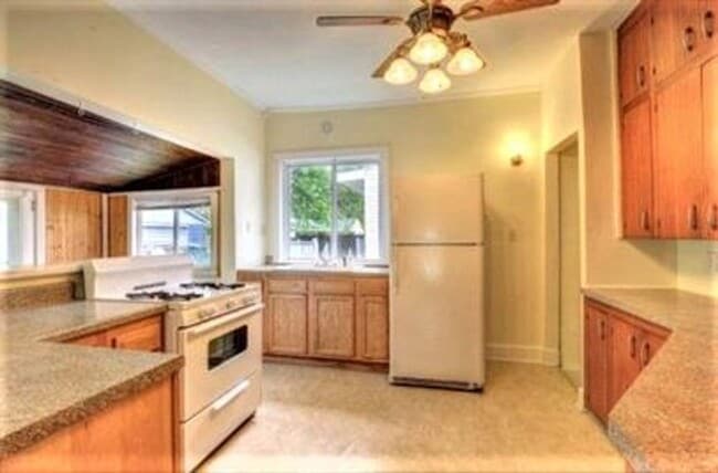 Building Photo - 1011 W Tremont St