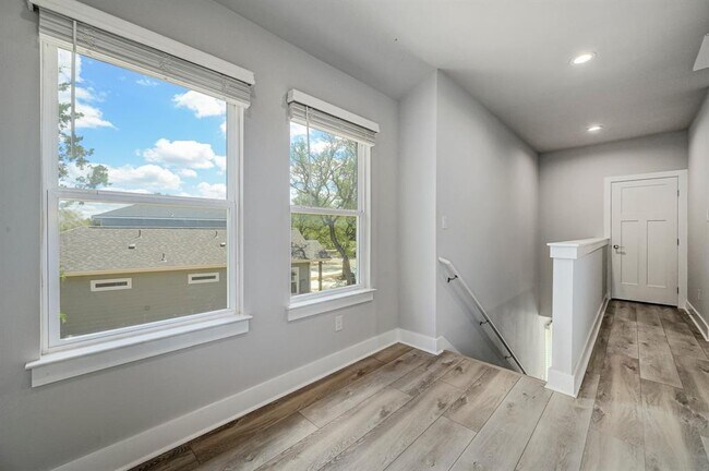 Building Photo - 340 Shady Bluff Dr