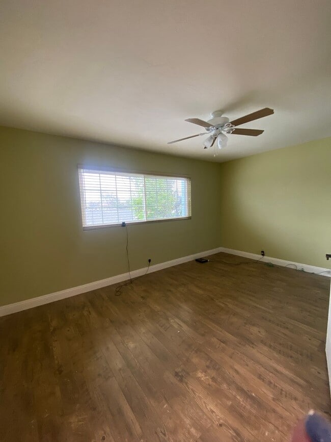 Building Photo - Two Bedroom Condo Close to Orange Circle