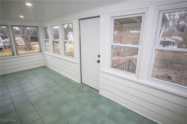 Building Photo - 483 Bank St