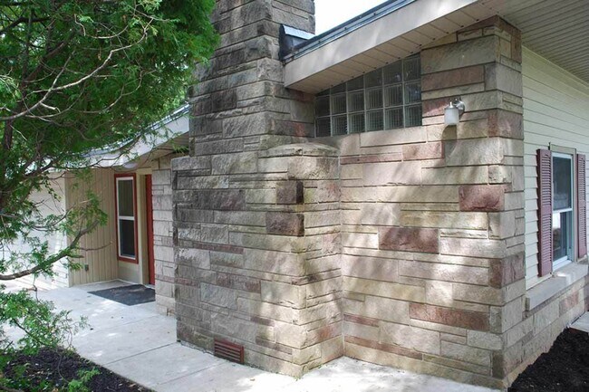 Building Photo - 1415 E Hunter Ave