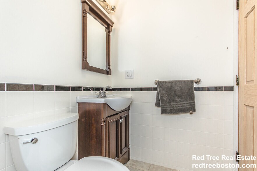 Building Photo - 137 Charles St