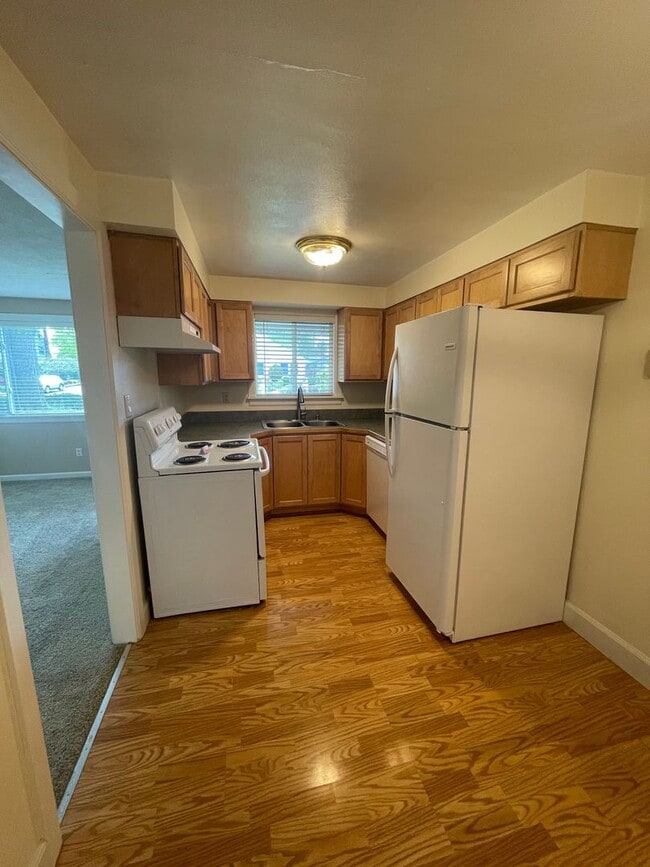 Building Photo - Cozy 2BD Duplex with carport!