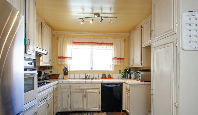 Building Photo - "Charming 1-Bedroom Retreat in the Heart of Encino – A Perfect Place to Call Home!"