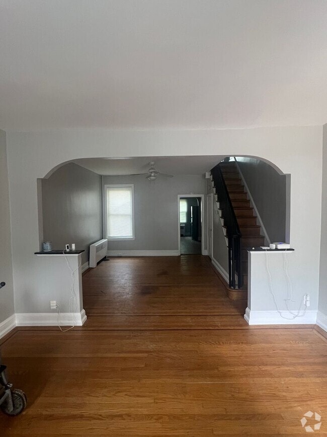 Building Photo - Bright 2-Bedroom with Spacious Bath & Priv...