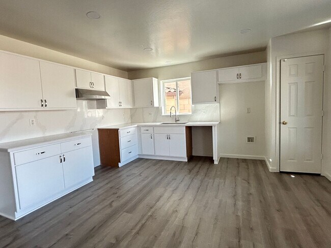 Building Photo - Stunning 4 Bedroom Remodel in Harbor Shores