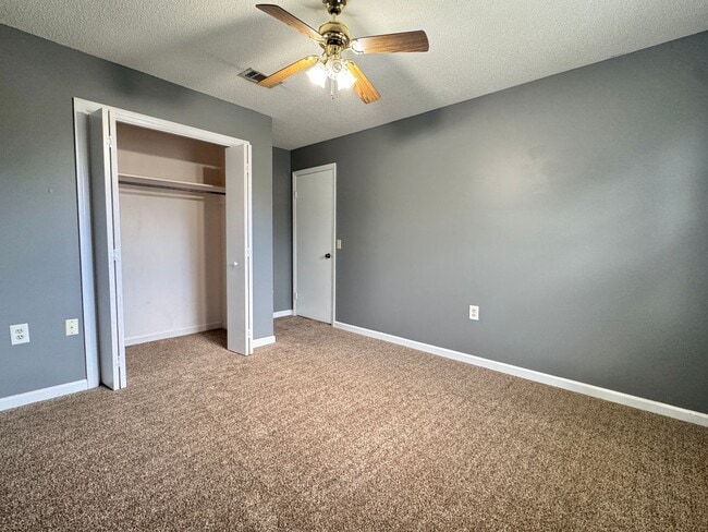 Building Photo - MOVE-IN READY!  [PET FRIENDLY]