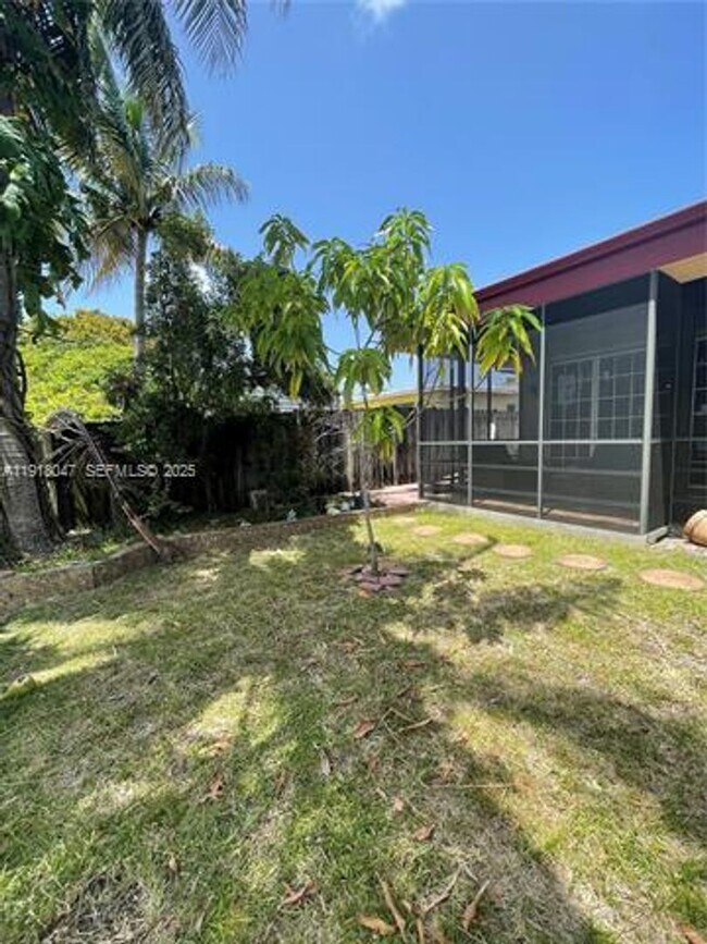 Building Photo - 232 SW 7th Ave