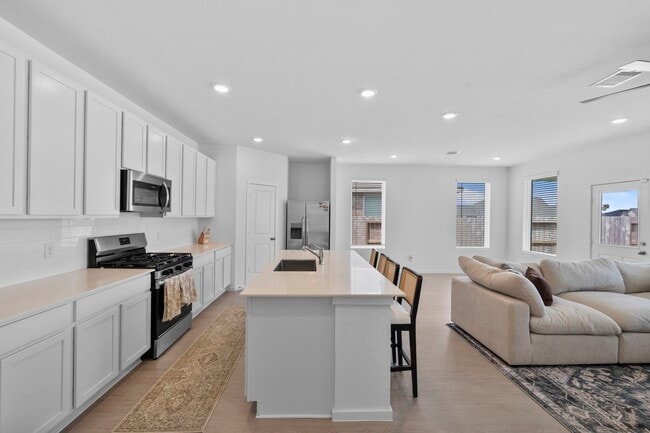 Building Photo - 807 Heaven Dr