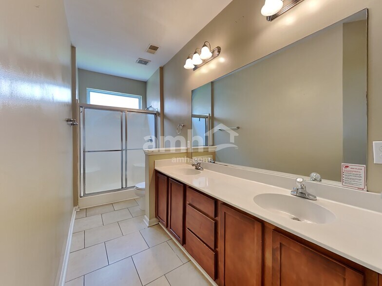 Building Photo - 400 Stoney Field Dr