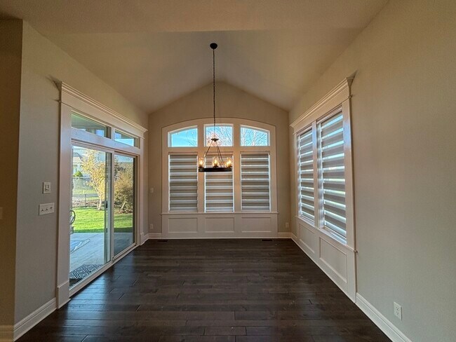 Building Photo - Modern 4BR 3.5 BA w/ Covered Lanai + Community Pool + Dedicated Office in Olathe