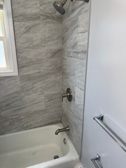 Main floors bathroom - 29 Beechmont St